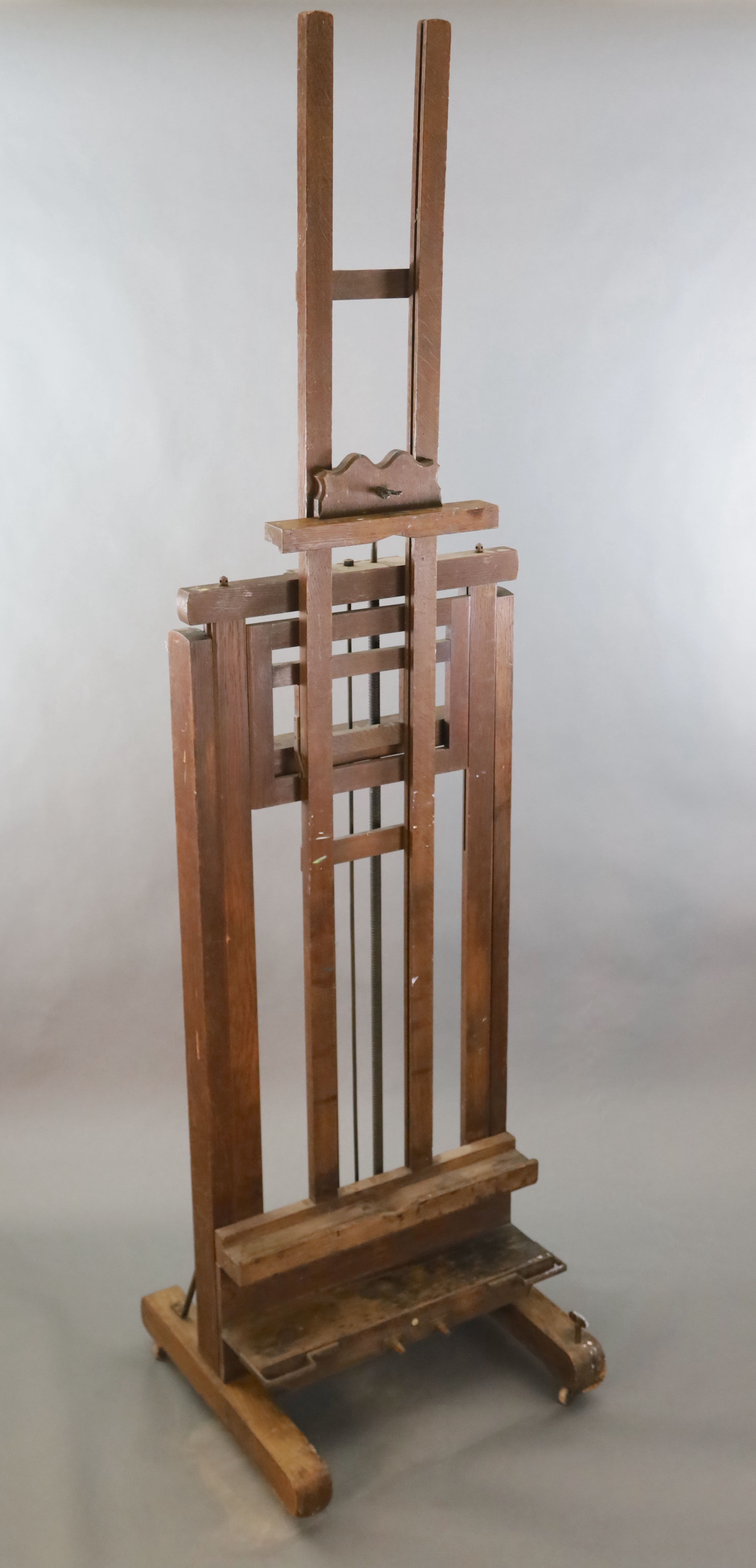 A Roberson & Co oak studio easel, W.2ft 4.5in. H.8ft 10in.